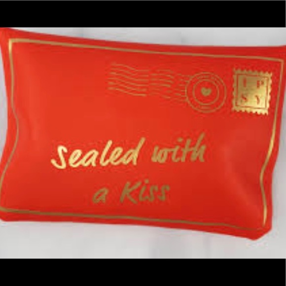 ISPY GLAM BAG SEALED WITH A KISS NEVER USED - Picture 2 of 7